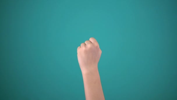 手は青の背景に様々な側面を示し、指は左、右、上、下に — ストック動画