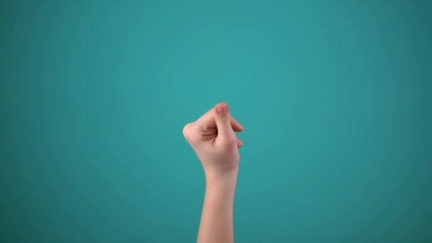 Primer plano de la mano de la mujer chasquido dedo o clics mano aislada — Vídeo de stock