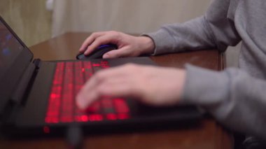 çevrimiçi bilgisayar oyunu oynayan oyuncu kırmızı neon klavye elleri kapat