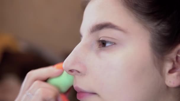 Dziewczyna mieszanka fundacja bb przez makijaż gąbka, twarzy artysty, nastolatek skeen makijaż — Wideo stockowe