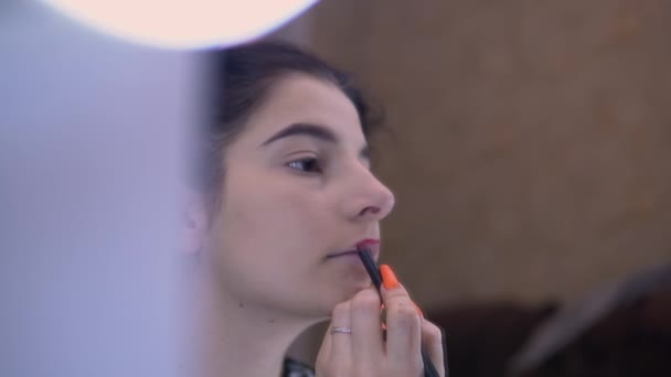 Menina make-up use lápis de lábio vermelho, batom vermelho, espelho de visagem, blogueiro de beleza — Vídeo de Stock