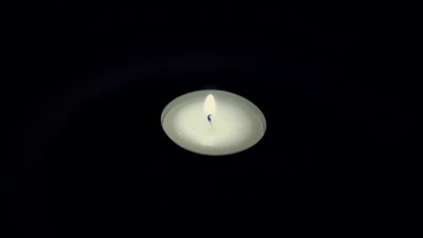 Белая свеча горит в темноте — стоковое видео