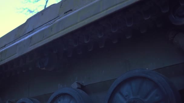 Памятник танку "Уссер" в военном парке, старая артиллерия, красная армия — стоковое видео