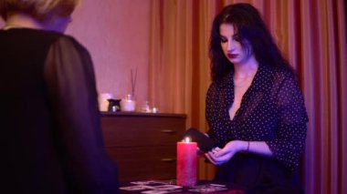 Bir çingene cadı falcı tarot esrarengiz okült kavramı ile geleceği okur