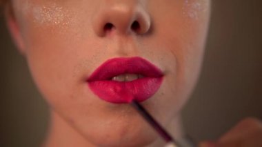 Ruj sürerken homo makyajlı pembe dudaklı travesti eşcinsel portresi