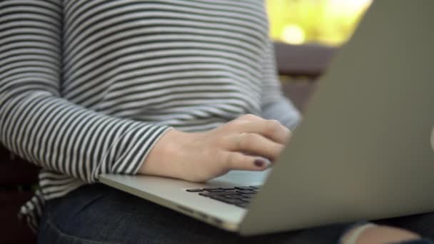 Kobieta ręce wpisując na laptopie zbliżenie pracy w parku miejskim zieleni, freelance — Wideo stockowe