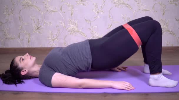 Женщина теряет вес, тренируется со спортивной резиной — стоковое видео