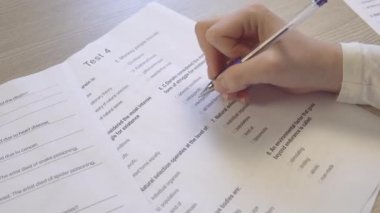 Sınav formunu sınıfta masanın üzerinde, sınavlara giriyor, eli kalemle kapatıyordu.