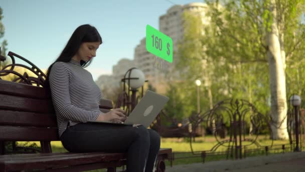 Mladý freelancer žena vzdálenost pracovní získat peníze platby dolary z notebooku — Stock video