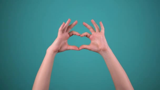 Hand show heart on blue background — Stock Video