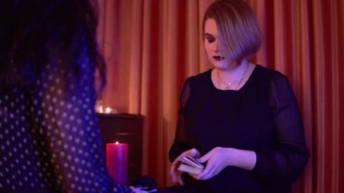 Tarot kartı ile cadı falcı esrarengiz el yazısı kavramı sihir ritüeli