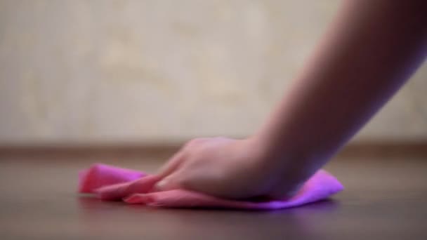Закрыть пол розовой тряпкой из микроволокна дома — стоковое видео