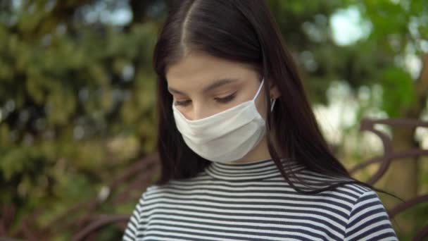 격리 작업중인 노트북을 가지고 일하는 의료용 보호 마스크를 쓴 한 여성 — 비디오