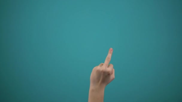 Hand gives middle finger on blue background — Stock Video