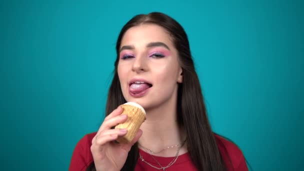 Mulher feliz sorrindo e comendo lambendo branco baunilha sorvete retrato de perto — Vídeo de Stock
