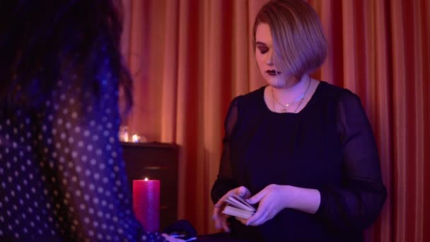 Tarot kartı ile cadı falcı esrarengiz el yazısı kavramı sihir ritüeli — Stok video