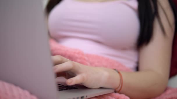 Γυναίκα στο κρεβάτι πληκτρολογώντας στο πληκτρολόγιο, χρησιμοποιώντας φορητό υπολογιστή, από απόσταση εργασίας ή μελέτης — Αρχείο Βίντεο
