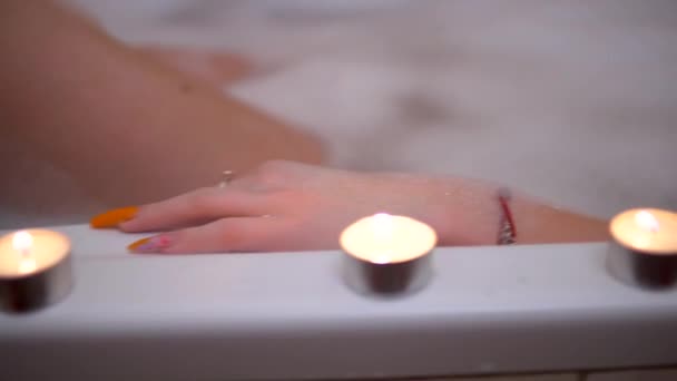 Bain moussant avec des bougies, jeune femme se détendre dans une atmosphère romantique confortable — Video