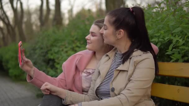 Due ragazze attraenti scattare selfie, amici coppia lesbica a piedi al parco — Video Stock