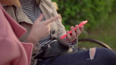 Telefon kullanan, bankta oturan, sokakta parkta yürüyen kadınlar.