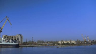 Nehirdeki kargo gemisi, Shipbuilding tesisi, şehir endüstrisi İnşaat sarı vinç