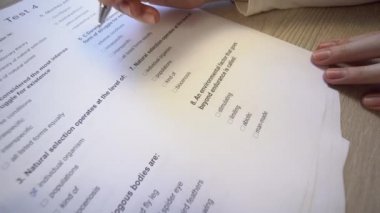 Sınav formu, sınavlar, elinle kalemi kapat.