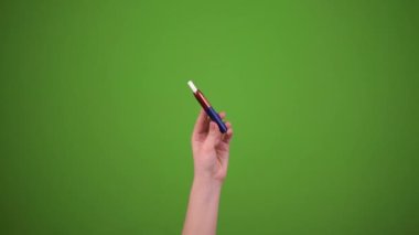Yeşil ekranda el ele tutuşan e-sigara, sigara içme cihazı