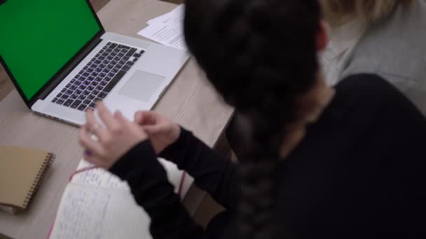 Laptop groen scherm, mockup, thuiswerk en onderwijs op afstand, online les — Stockvideo