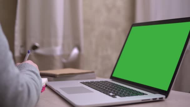 Макет зеленого екрану ноутбука, робота на відстані, онлайн-вивчення концепції карантину — стокове відео