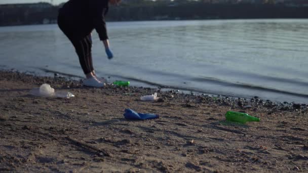 Volontär med soppåsar städa smutsiga stranden miljöföroreningar — Stockvideo