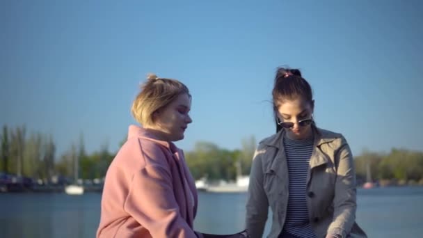 Chicas caminando en muelle, hablando amigos, mujer sonriente, concepto de fraternidad — Vídeos de Stock