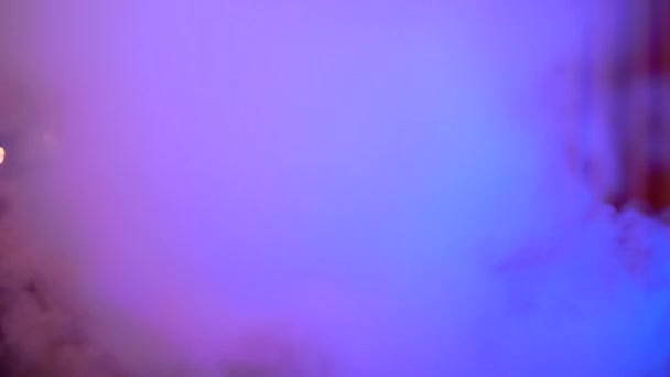 Cadı falcı kameraya bakıyor esrarengiz, neon ışıklı ayin — Stok video