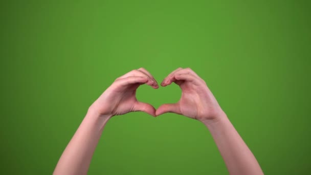 Coração de demonstração de mão na tela verde — Vídeo de Stock