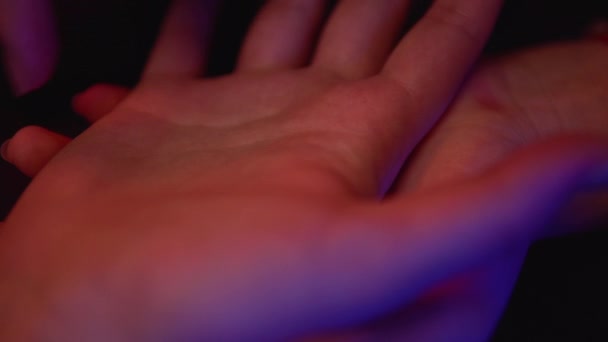 Hexe Wahrsagerin Linien männliche Palme Hand esoterischen Chiromantie Palmistry Konzept — Stockvideo