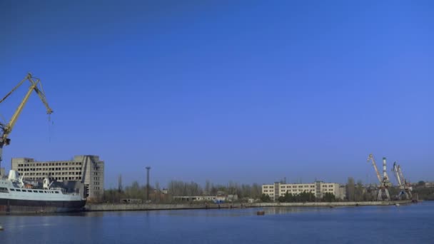 강에 있는 화물 수송선, 조선소, 도시의 산업 건설 노란색 두루미 — 비디오