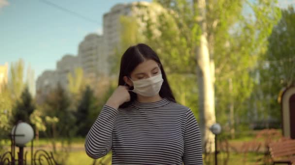 Vrouw met beschermend masker op straat, pandemische coronavirus covid-19 quarantaine — Stockvideo