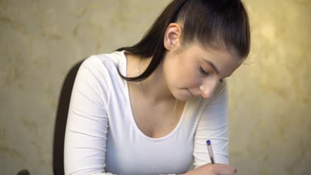 Mujer joven firmando documentos, haciendo exámenes, escribiendo en forma — Vídeos de Stock