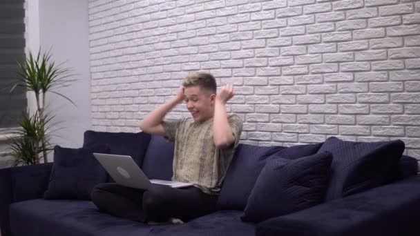 Opgewonden happy man winnaar vieren, lees goed nieuws in laptop — Stockvideo