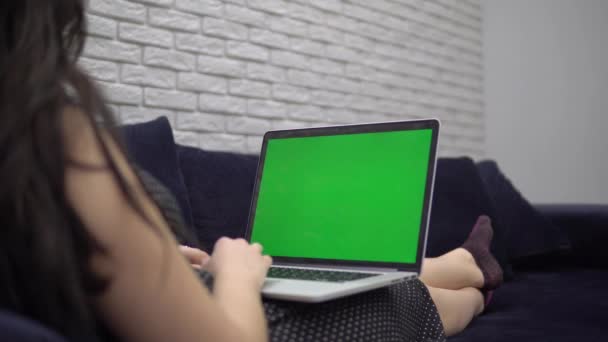 Laptop πράσινη οθόνη mockup, γυναίκα που χρησιμοποιεί φορητό υπολογιστή στον καναπέ στο σπίτι — Αρχείο Βίντεο