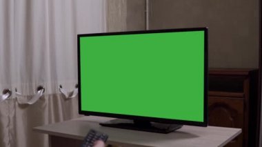 Televizyondaki kanalları uzaktan kumandayla, yeşil çığlıkla değiştir