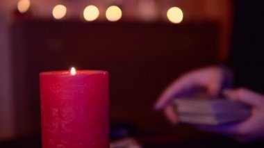 Çingene karışık tarot kartı, cadı kadın, mistik ayin mumu, okült sihir konsepti