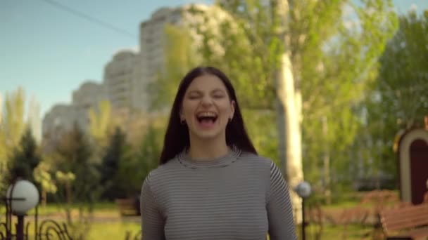 Wanita bahagia gadis gembira berita baik Terkejut merayakan kemenangan menang — Stok Video