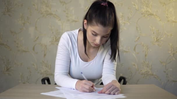 Mujer joven firmando documentos, haciendo exámenes, escribiendo en forma — Vídeos de Stock