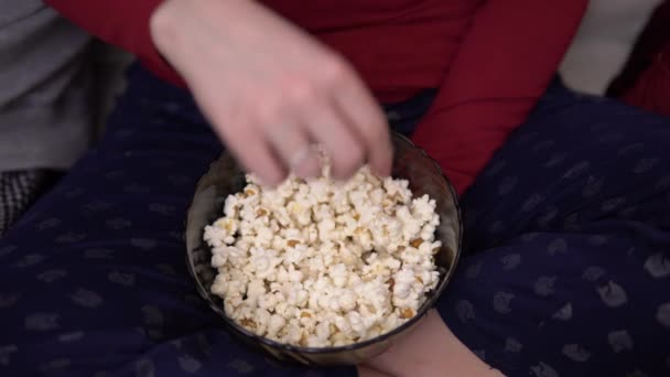 Perempuan tangan popcorn Menutup perempuan makan jagung pop. Konsep makanan. — Stok Video