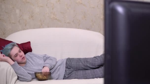 Homem rindo, comendo pipocas, assistindo TV — Vídeo de Stock