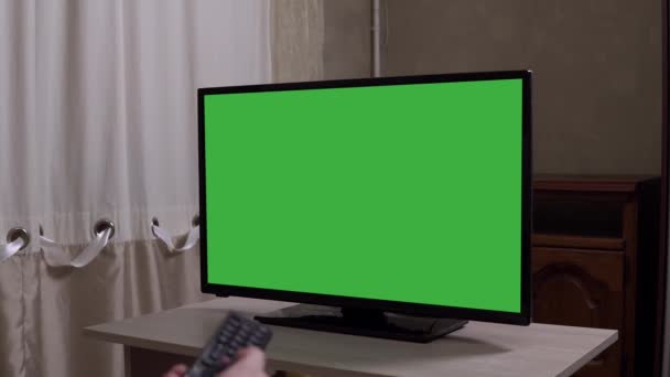 Alterar chanels na TV por controle remoto, grito verde Mock Up — Vídeo de Stock