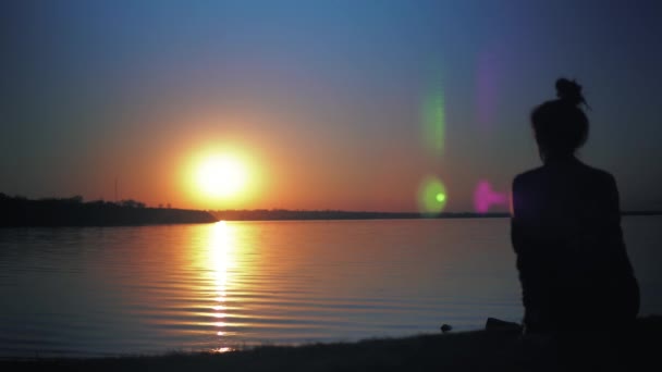 Kvinna avkopplande på solnedgången stranden, siluett på kvällen himlen — Stockvideo