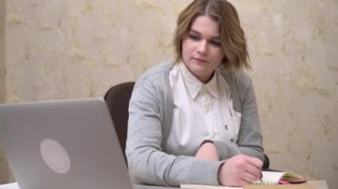 Laptop ev ofis mesafesini kullanan kadın ofis çalışanı öğrenci, karantina
