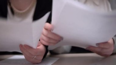 Ofis çalışanı kadın tartışması, belgelerde hata, takım çalışması