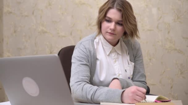 Büroangestellte Studentin mit Laptop zu Hause Büro Distanzunterricht, Quarantäne — Stockvideo